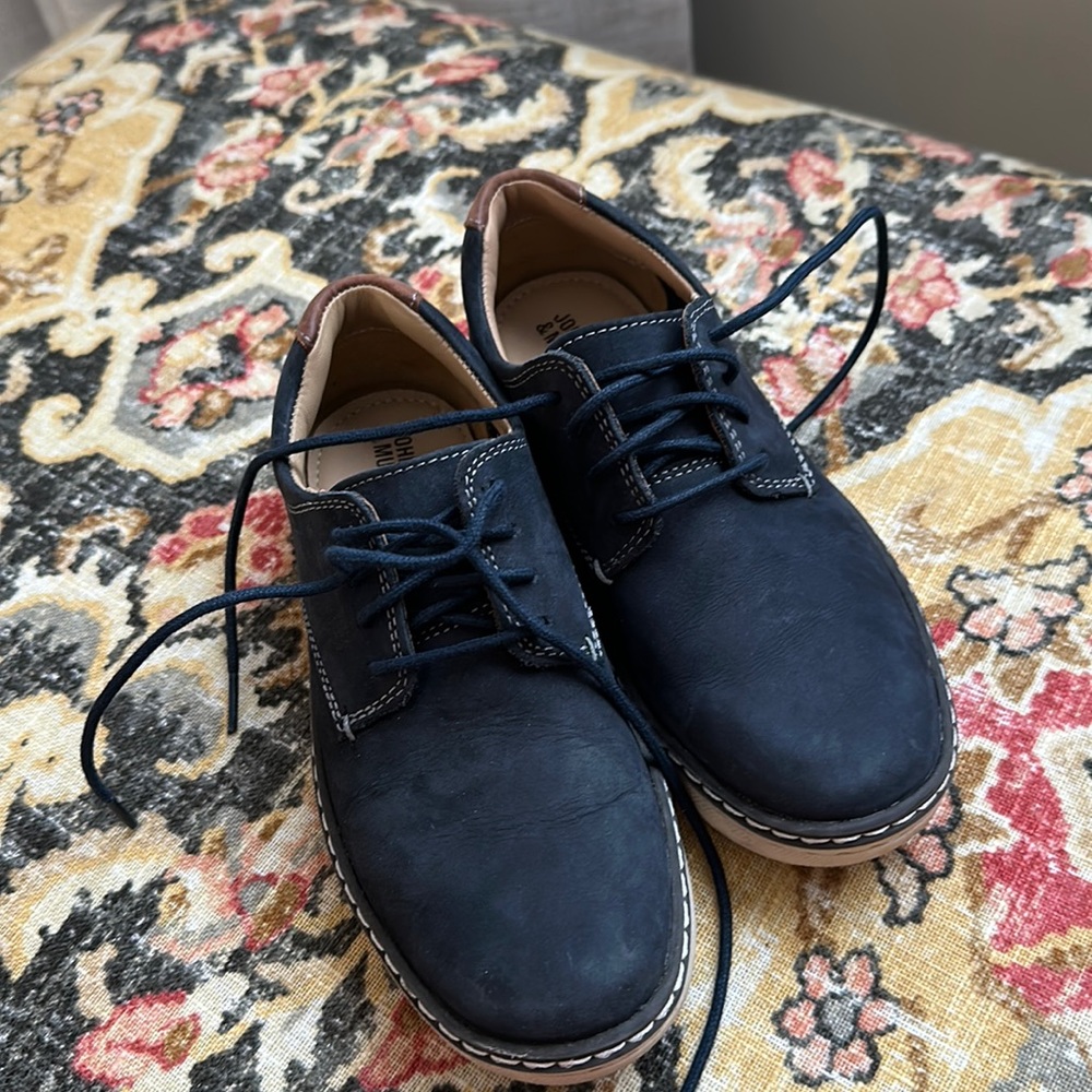Boys Johnston and Murphy dress shoes size 13.5 - great for Christmas